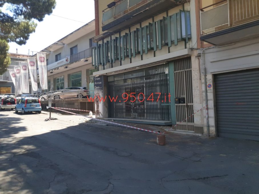 PATERNÒ: CADUTA CALCINACCI DA UN BALCONE, DANNEGGIA AUTO IN SOSTA