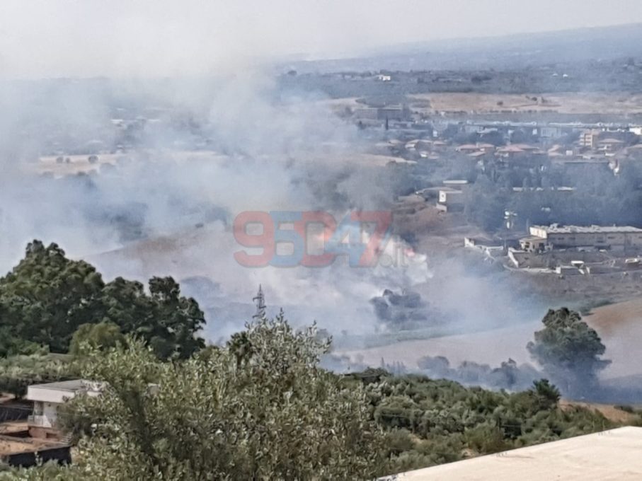 VASTO INCENDIO TRA VALCORRENTE E MOTTA - SUL POSTO IL CANADAIR - LE FOTO