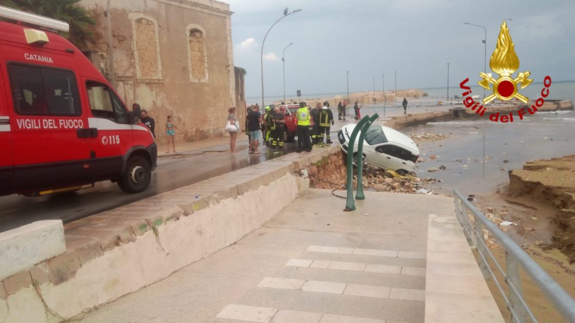 BOMBA D’ACQUA SU AVOLA, UN’AUTO TRASCINATA IN MARE