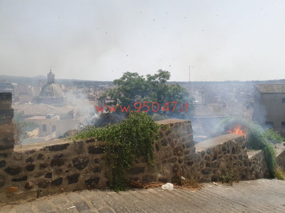 INCENDIO DI STERPAGLIE ALLA COLLINA STORICA