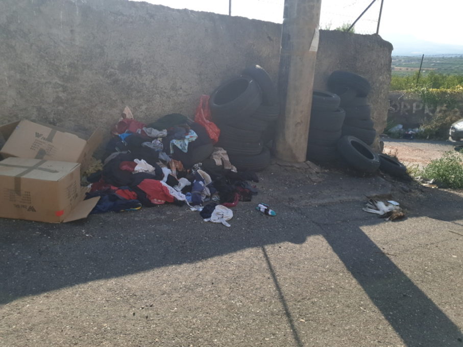 PATERNO': VIA SAN MARCO, ALIMENTI NON SCADUTI ABBANDONATI TRA I RIFIUTI