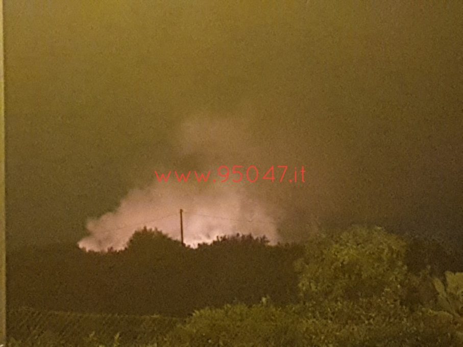 DUE VASTI INCENDI DI STERPAGLIE IN CORSO A PATERNO' E SANTA MARIA DI LICODIA - LE FOTO