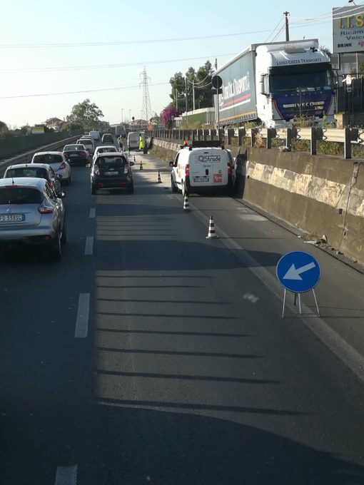 DOPPIO INCIDENTE QUESTA MATTINA SULLA SS121, LUNGHE CODE