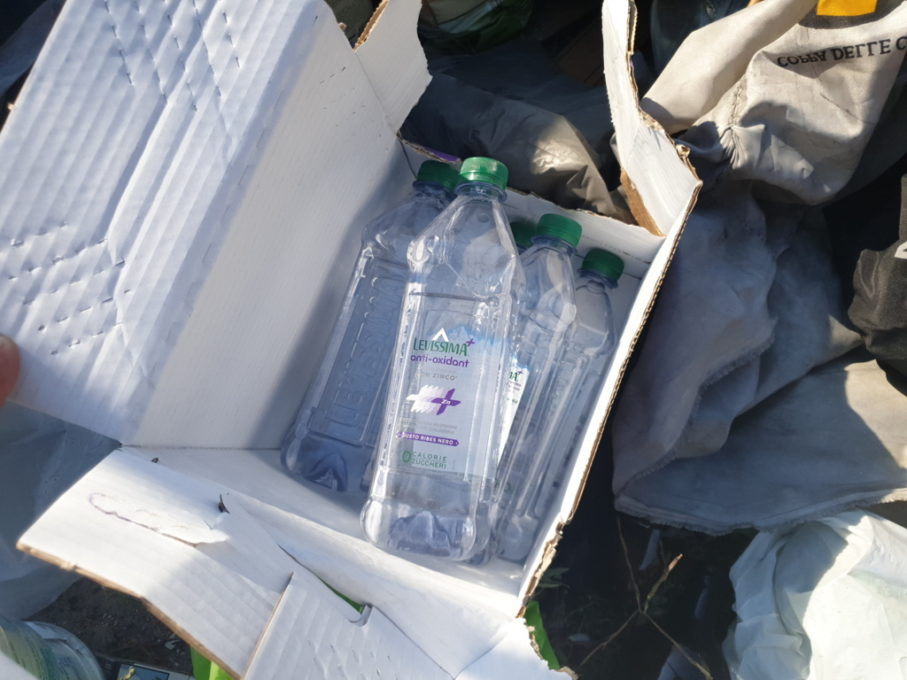 PATERNO': VIA SAN MARCO, ALIMENTI NON SCADUTI ABBANDONATI TRA I RIFIUTI