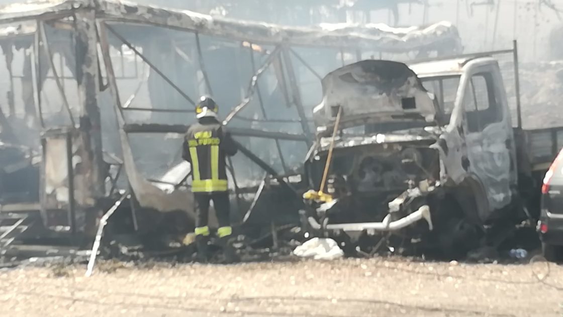 BELPASSO: PAURA PER UN INCENDIO, A FUOCO PARCHEGGIO DI MEZZI