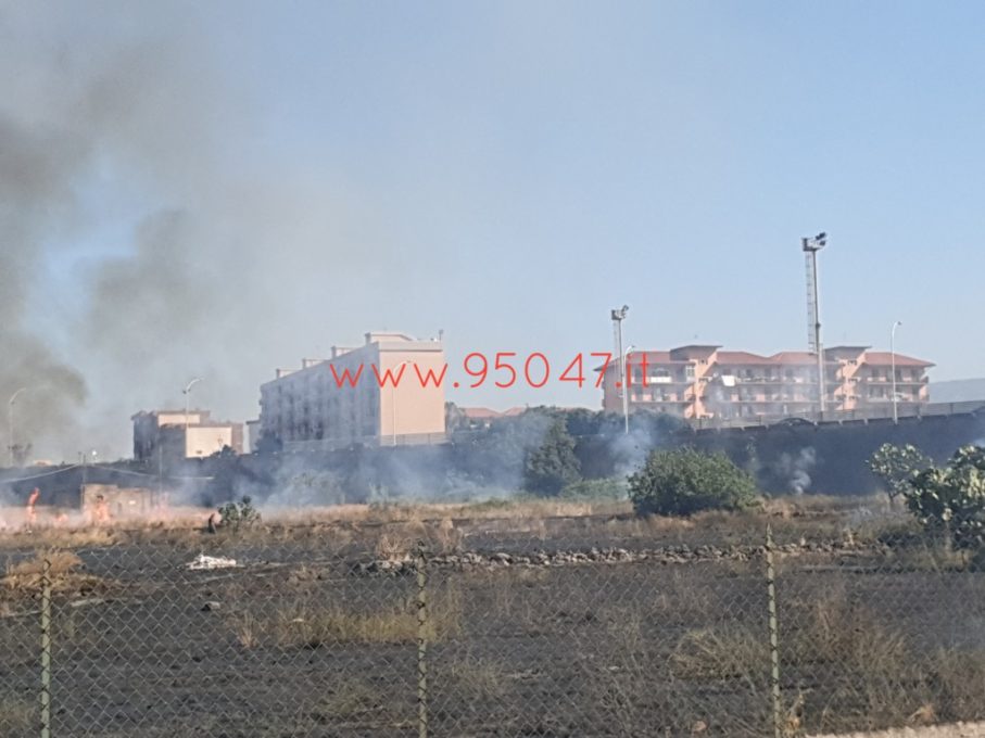 PATERNO': INCENDIO AL CORSO ITALIA, A FUOCO ROVI E STERPAGLIE