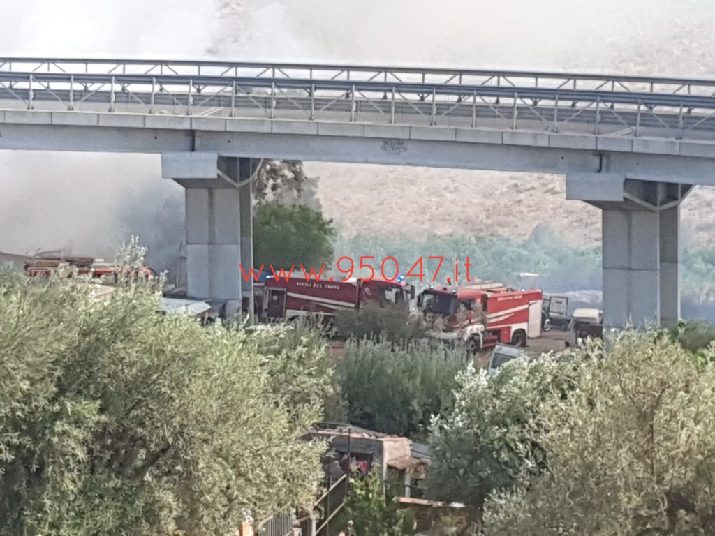 PATERNO': ROGO IN UN FIENILE DI VIA BALATELLE QUESTO POMERIGGIO