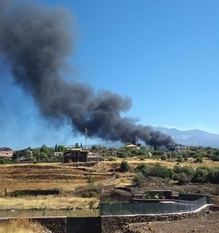 STERPAGLIE E RIFIUTI IN FIAMME: DENSA COLONNA DI FUMO NERO IN CIELO