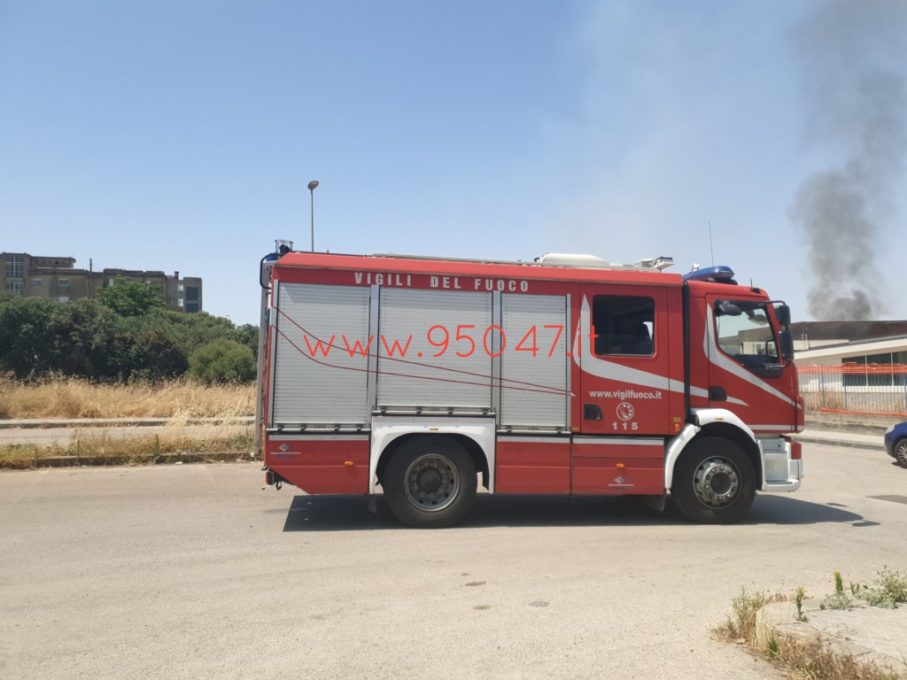 PATERNÒ: VASTO INCENDIO STERPAGLIE VIA NAZARIO SAURO