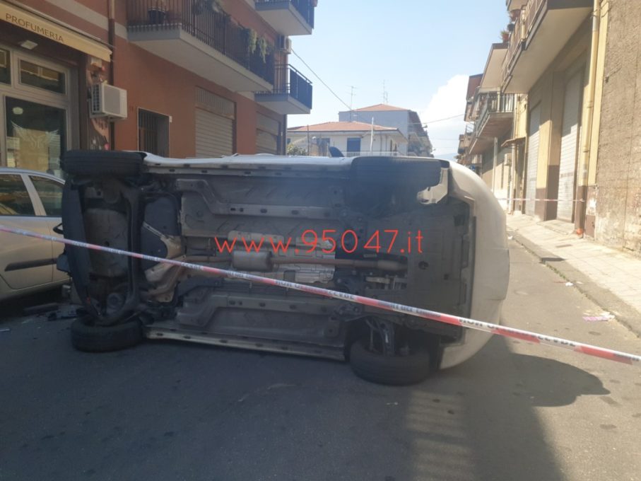 MISTERBIANCO: SCONTRO TRA DUE AUTO ALL’INCROCIO: UNA SI RIBALTA, UNA FERITA