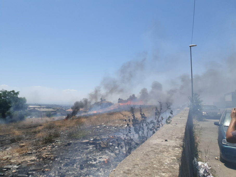 PATERNO': INCENDIO DI STERPAGLIE IN VIA GIOVANNI VERGA