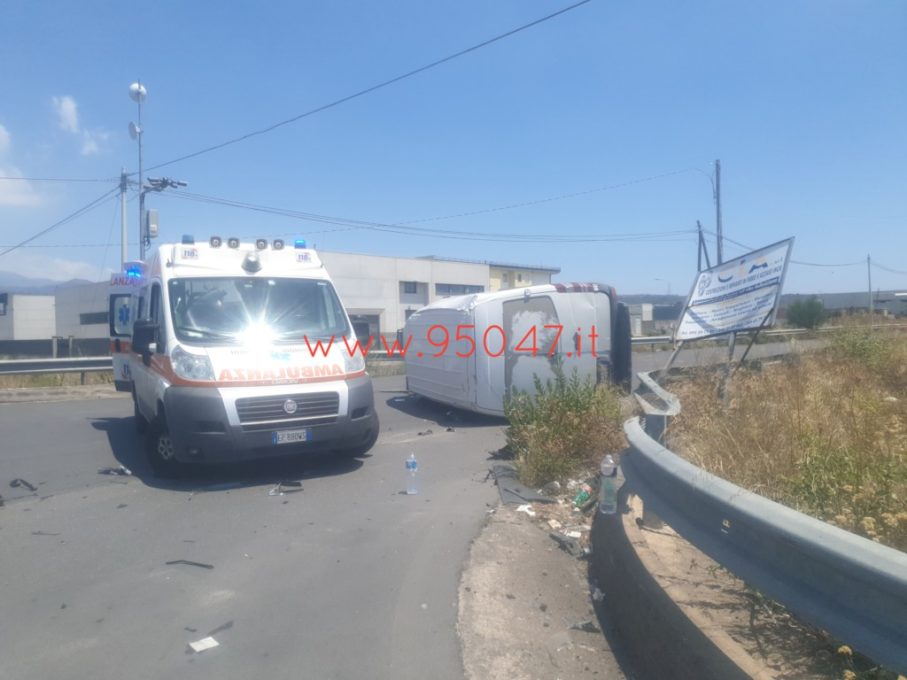 SCONTRO AUTO-FURGONE ALLA ZONA INDUSTRIALE DI BELPASSO