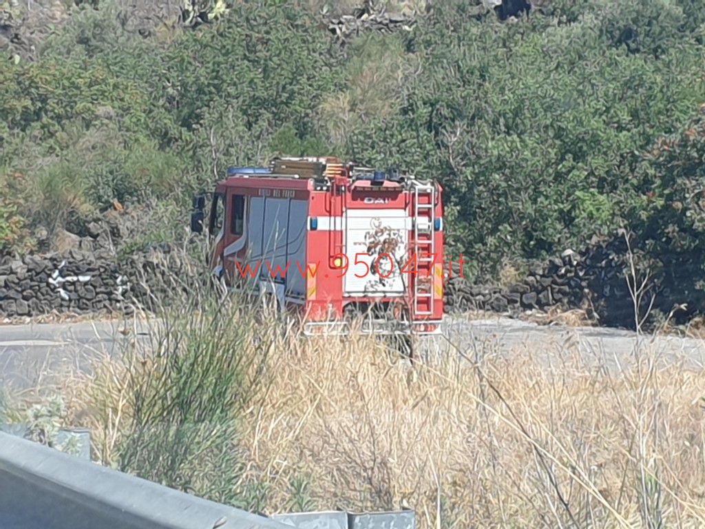 STERPAGLIE E RIFIUTI IN FIAMME: DENSA COLONNA DI FUMO NERO IN CIELO