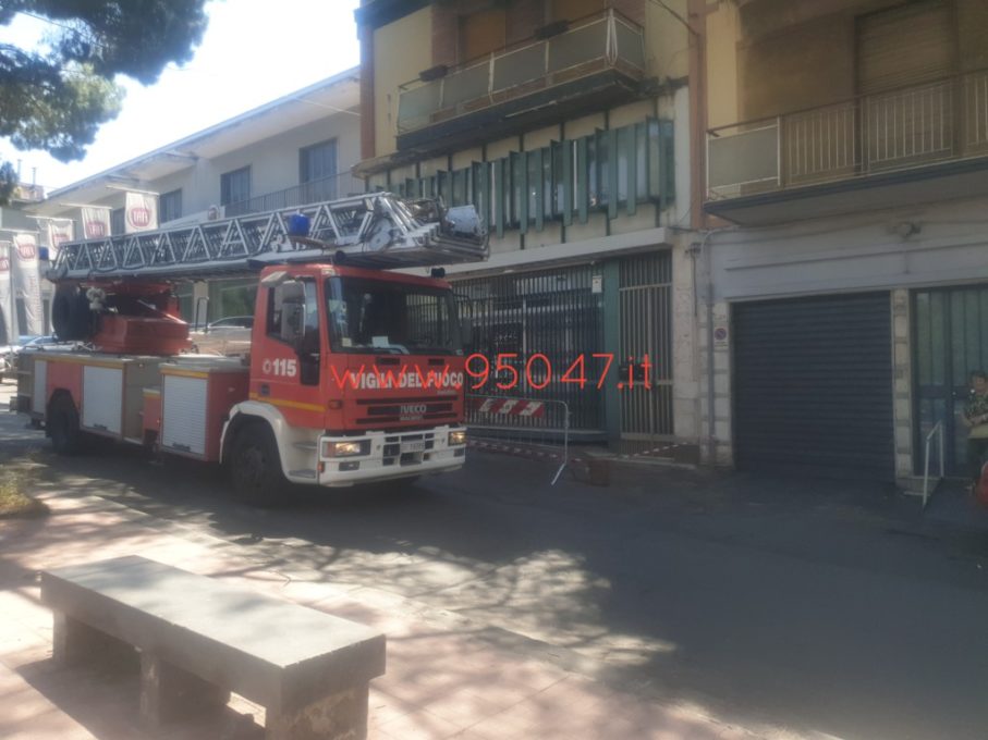 PATERNÒ: CADUTA CALCINACCI DA UN BALCONE, DANNEGGIA AUTO IN SOSTA