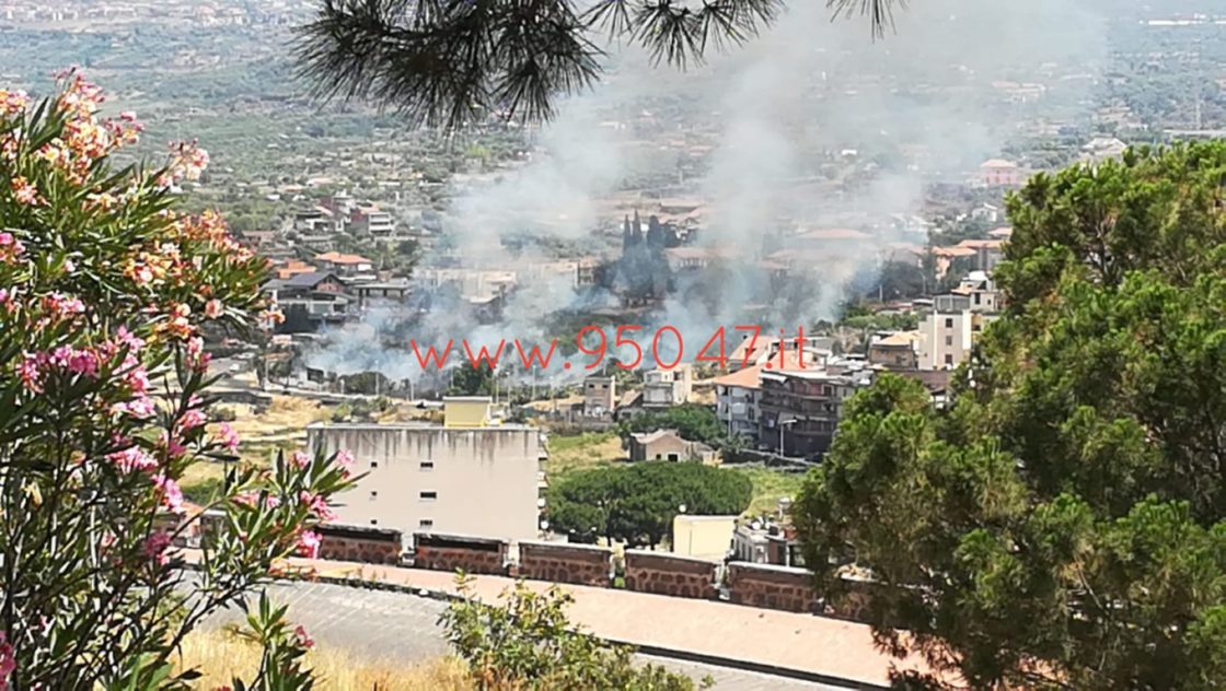 PATERNÒ: VASTO INCENDIO STERPAGLIE VIA NAZARIO SAURO