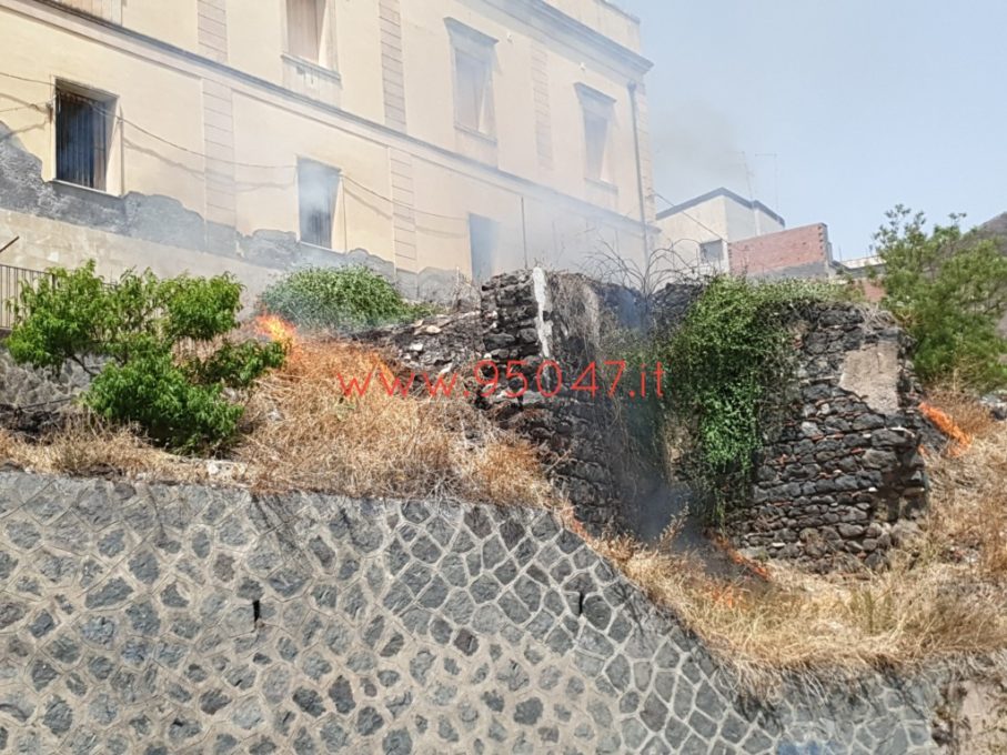 INCENDIO DI STERPAGLIE ALLA COLLINA STORICA