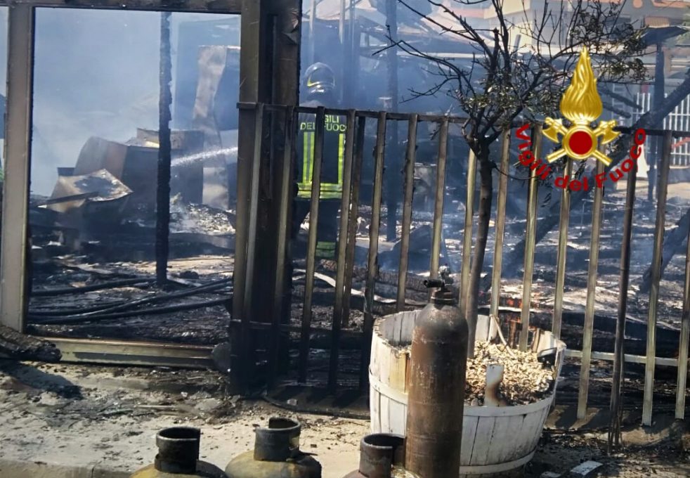 SCORDIA: CAMION DEI PANINI PRENDE FUOCO, I VIGILI DEL FUOCO SALVANO LE CASE VICINE