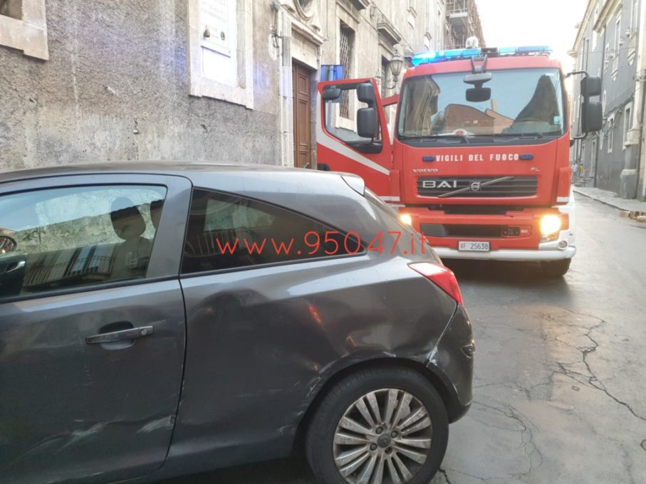 PATERNO': ESCE FUMO DALL'AUTO,  PAURA PER UN PRINCIPIO D'INCENDIO, INTERVENGONO I VIGILI DEL FUOCO