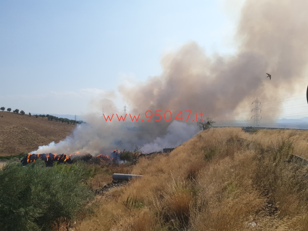 PATERNO': ROGO IN UN FIENILE DI VIA BALATELLE QUESTO POMERIGGIO