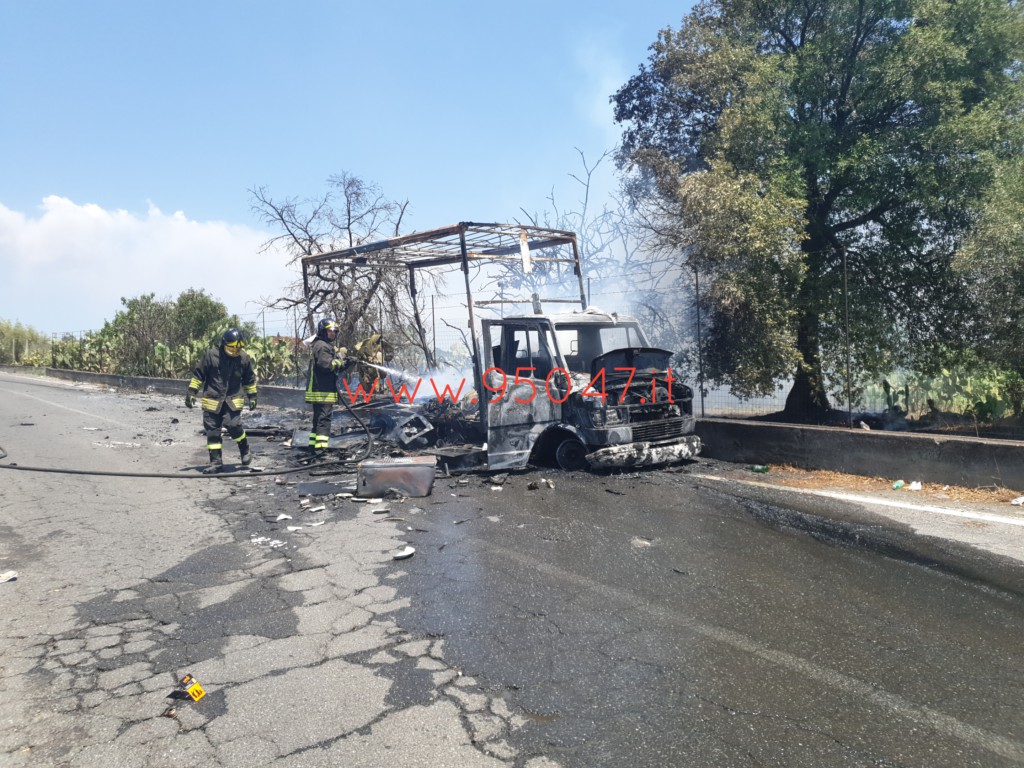 AUTOCARRO IN FIAMME SULLA SP57