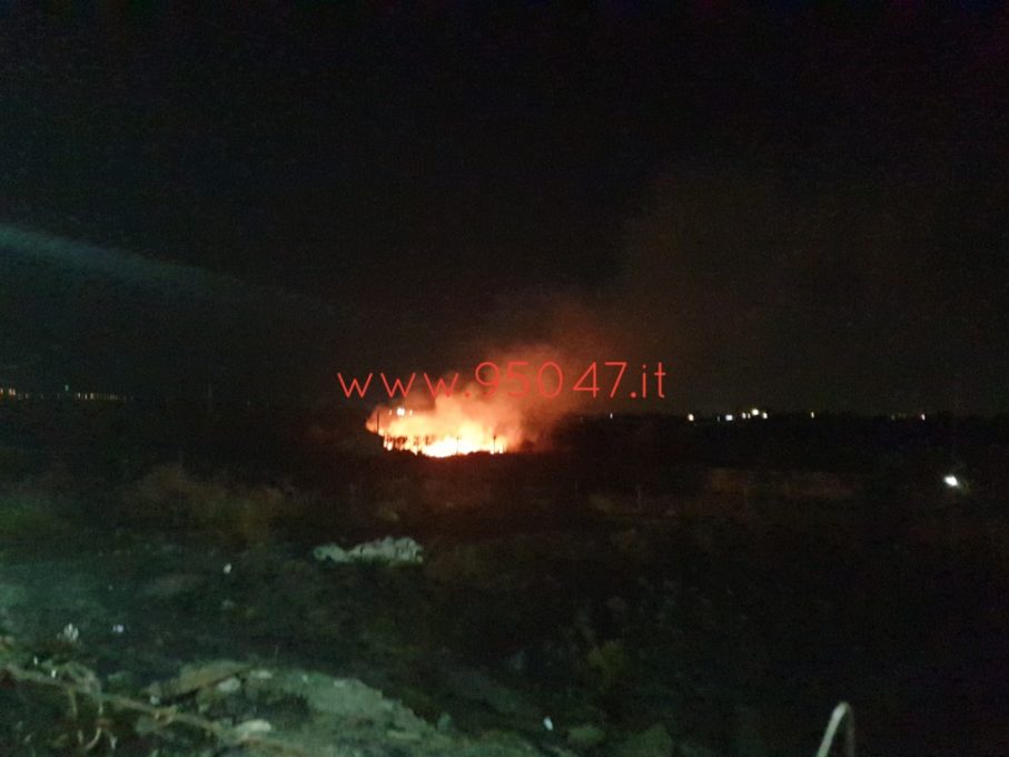 DUE VASTI INCENDI DI STERPAGLIE IN CORSO A PATERNO' E SANTA MARIA DI LICODIA - LE FOTO
