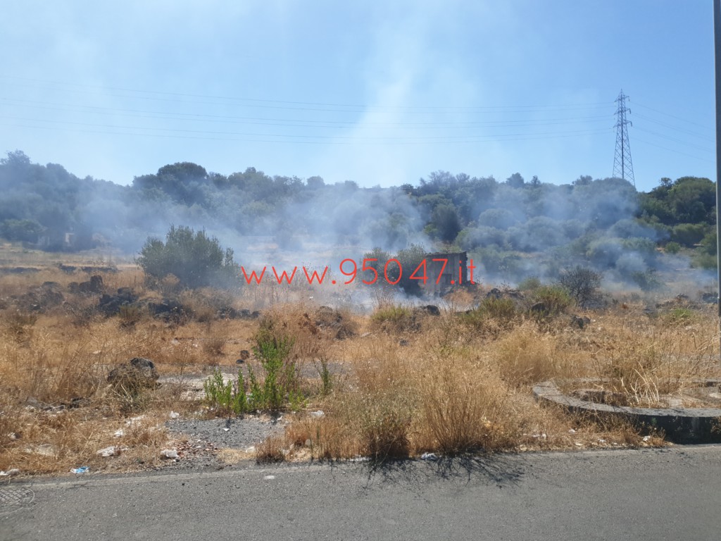 PATERNO’: BRUCIANO STERPAGLIE IN VIA UNITÀ D'ITALIA, INTERVENTO DEI VVF