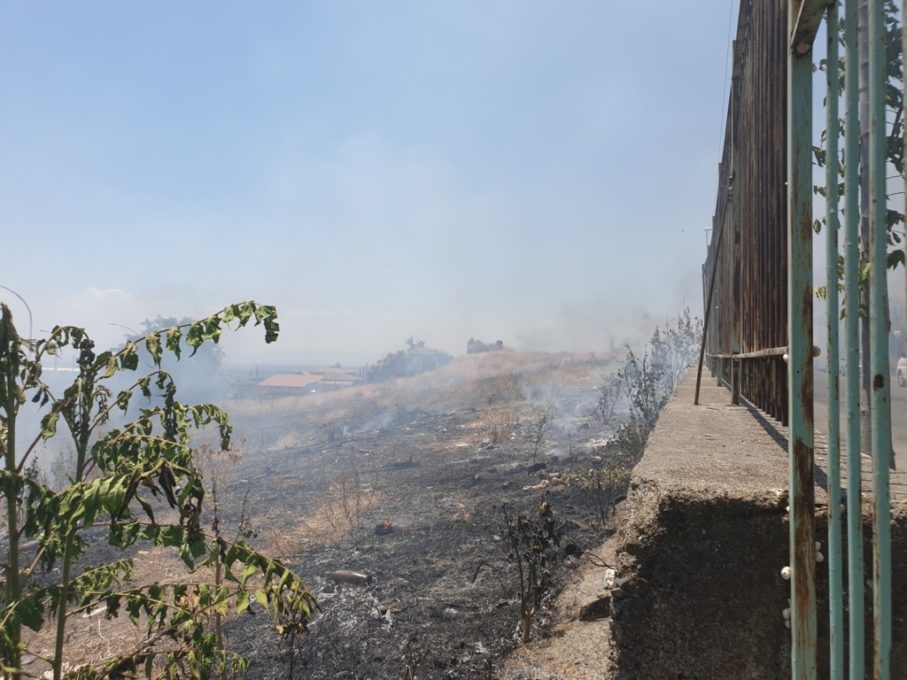 PATERNO': INCENDIO DI STERPAGLIE IN VIA GIOVANNI VERGA
