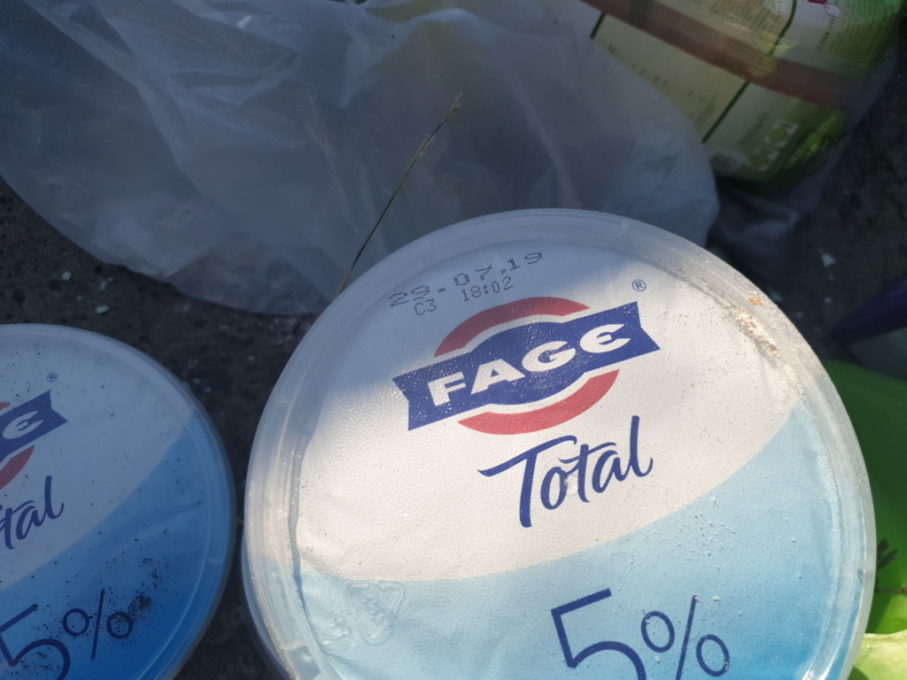 PATERNO': VIA SAN MARCO, ALIMENTI NON SCADUTI ABBANDONATI TRA I RIFIUTI