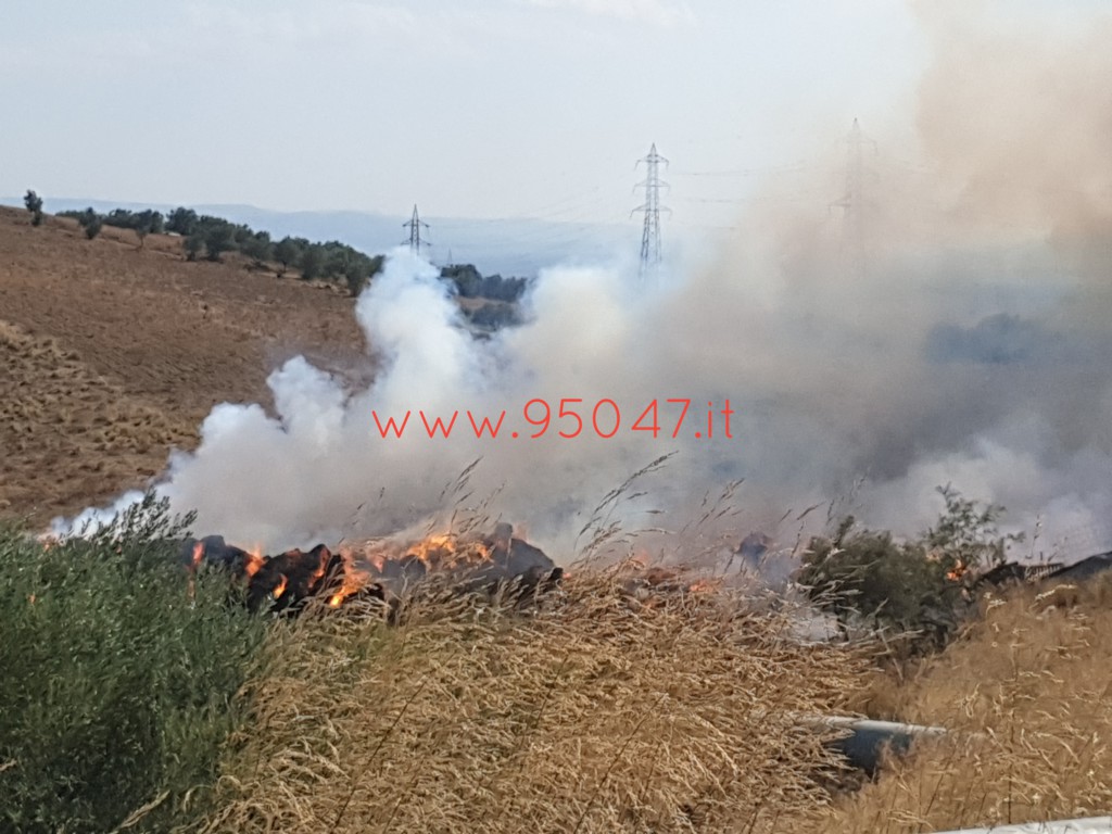 PATERNO': ROGO IN UN FIENILE DI VIA BALATELLE QUESTO POMERIGGIO