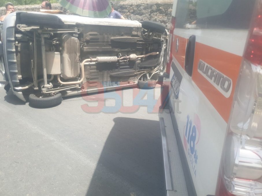 PATERNÒ: AUTO SI RIBALTA SULLA SP137, GRAVE MA NON IN PERICOLO DI VITA LA CONDUCENTE