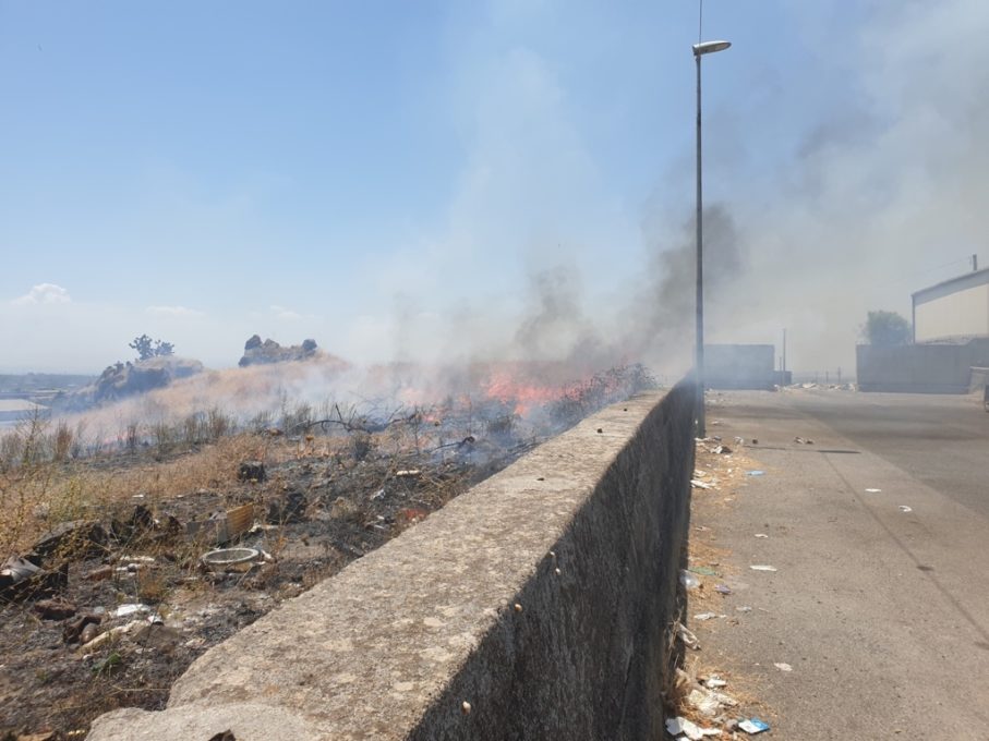 PATERNO': INCENDIO DI STERPAGLIE IN VIA GIOVANNI VERGA