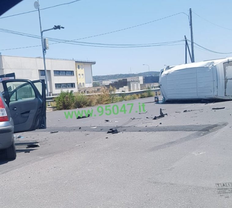 SCONTRO AUTO-FURGONE ALLA ZONA INDUSTRIALE DI BELPASSO