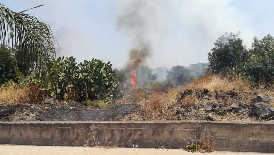 PATERNÒ: VASTO INCENDIO STERPAGLIE VIA NAZARIO SAURO