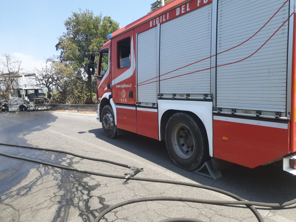 AUTOCARRO IN FIAMME SULLA SP57