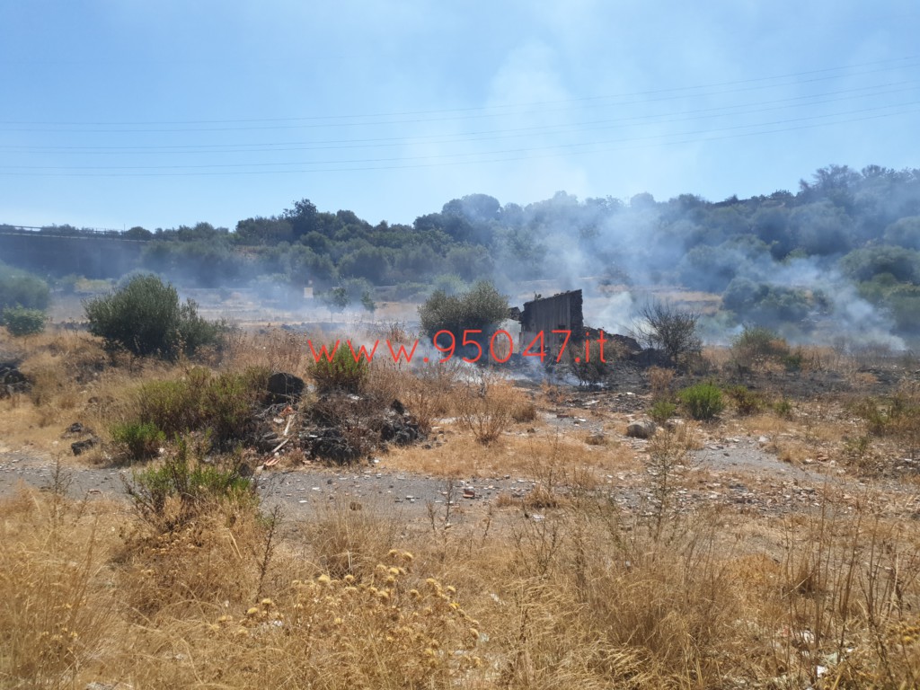 PATERNO’: BRUCIANO STERPAGLIE IN VIA UNITÀ D'ITALIA, INTERVENTO DEI VVF