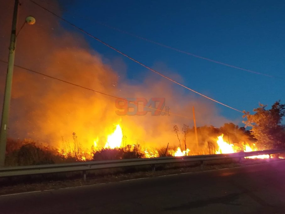 RAGALNA: AMPIO INCENDIO DI STERPAGLIE NEI PRESSI DEL CIMITERO