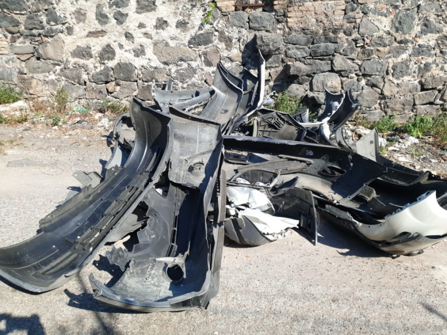 PATERNO': VIA SAN MARCO, ALIMENTI NON SCADUTI ABBANDONATI TRA I RIFIUTI