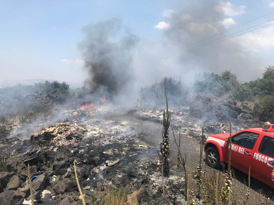 INCENDIO STERPAGLIE NELLA ZONA SAN VITO, INTERVENTO DEI VIGILI DEL FUOCO