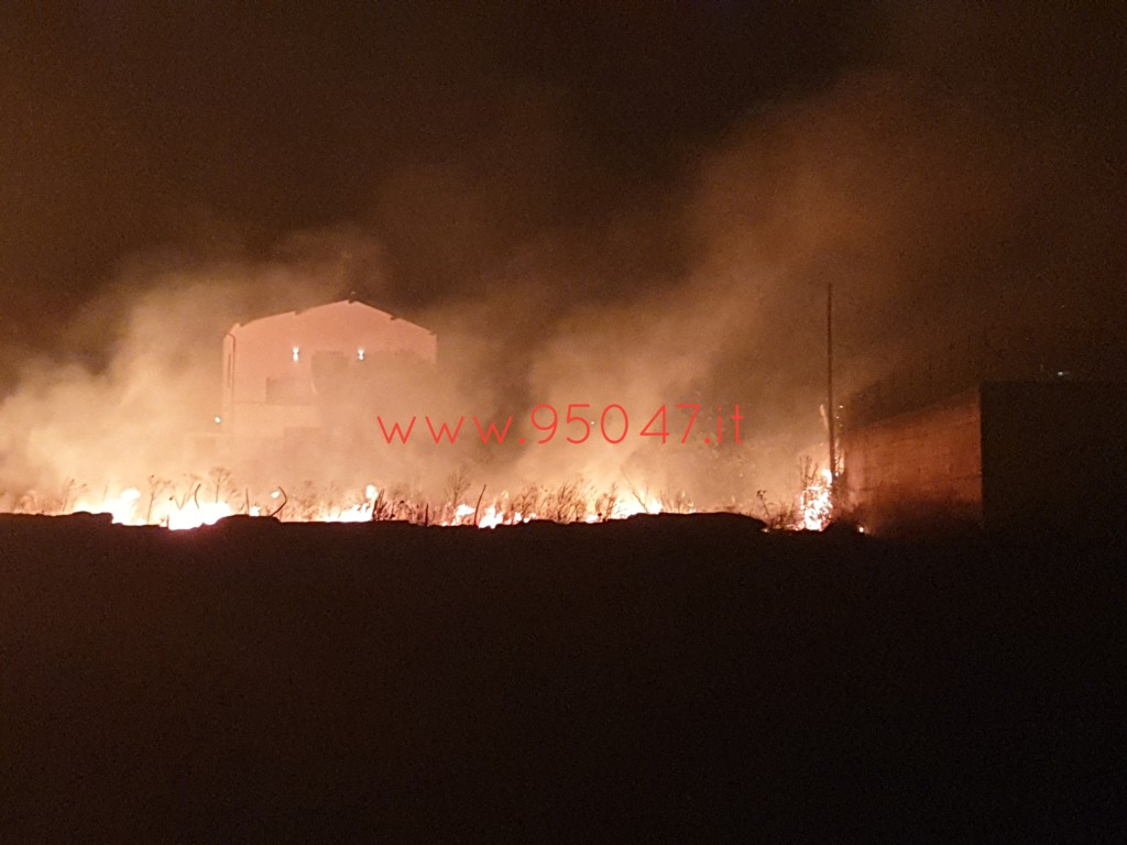PATERNÒ: AMPIO INCENDIO DI STEPAGLIE VICINO ALLE CASE