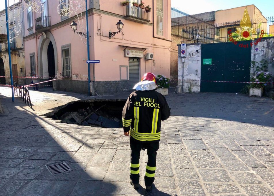 VORAGINE NEL NAPOLETANO, PRECIPITA UN CAMION DEI RIFIUTI CON L'AUTISTA