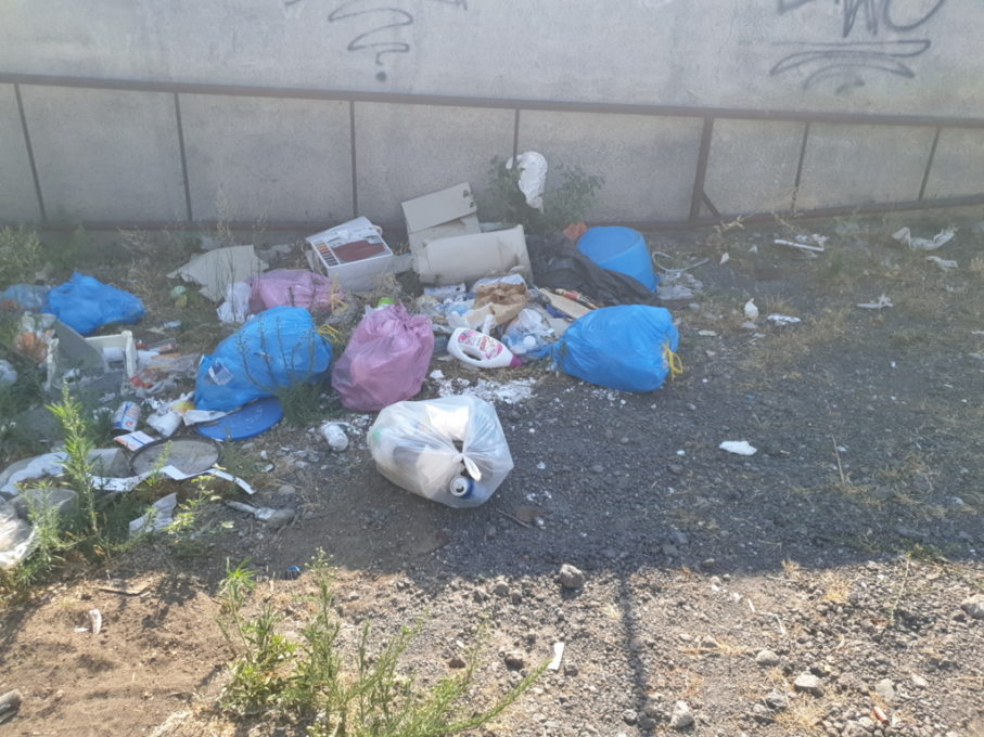 PATERNO': VIA SAN MARCO, ALIMENTI NON SCADUTI ABBANDONATI TRA I RIFIUTI