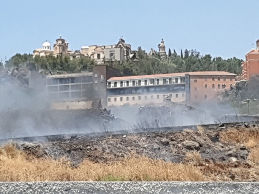 PATERNO': INCENDIO DI STERPAGLIE IN VIA GIOVANNI VERGA