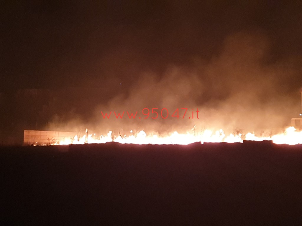 PATERNÒ: AMPIO INCENDIO DI STEPAGLIE VICINO ALLE CASE