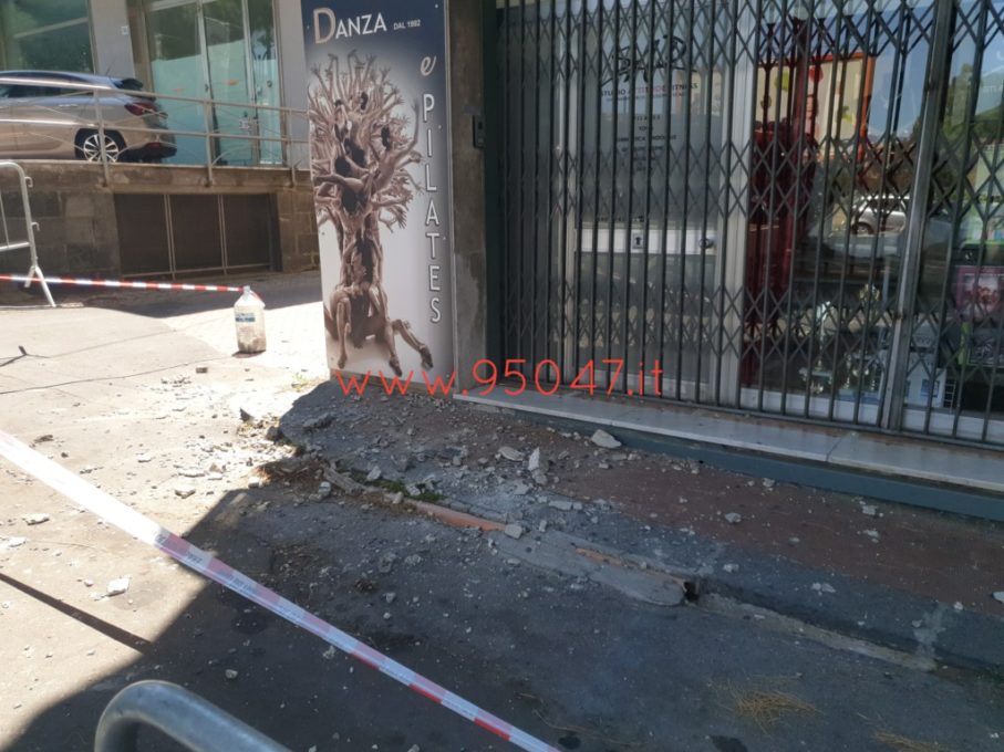 PATERNÒ: CADUTA CALCINACCI DA UN BALCONE, DANNEGGIA AUTO IN SOSTA