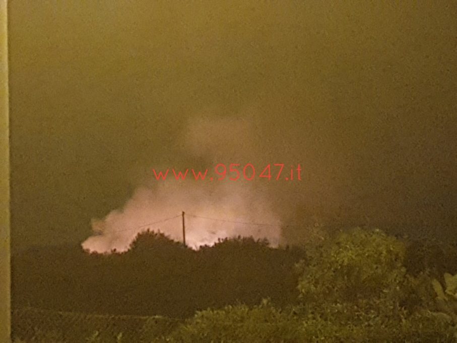 DUE VASTI INCENDI DI STERPAGLIE IN CORSO A PATERNO' E SANTA MARIA DI LICODIA - LE FOTO