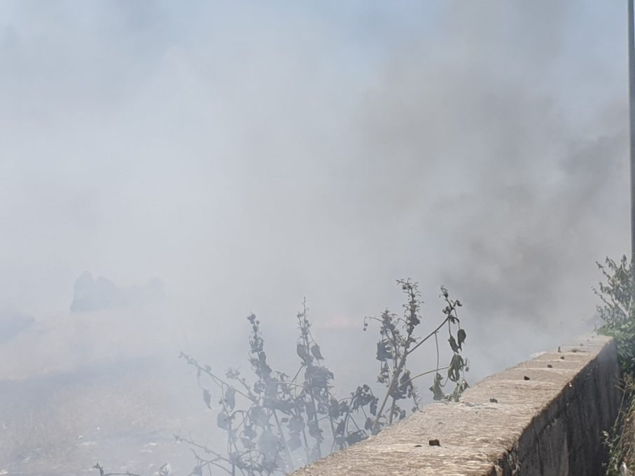 PATERNO': INCENDIO DI STERPAGLIE IN VIA GIOVANNI VERGA