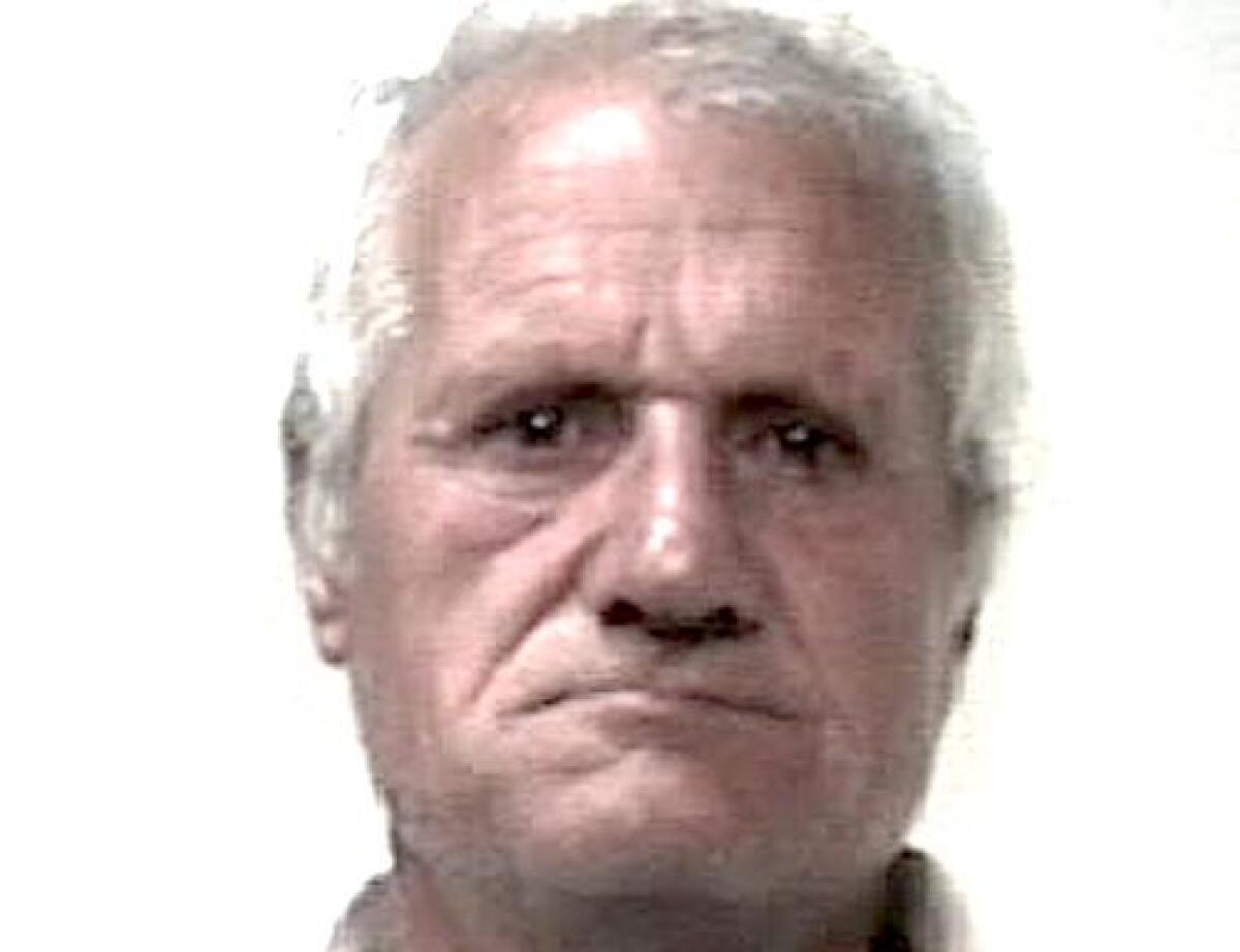 MASCALUCIA: INFRANGE FINESTRINO AUTO PER RUBARE UNA BORSA - 