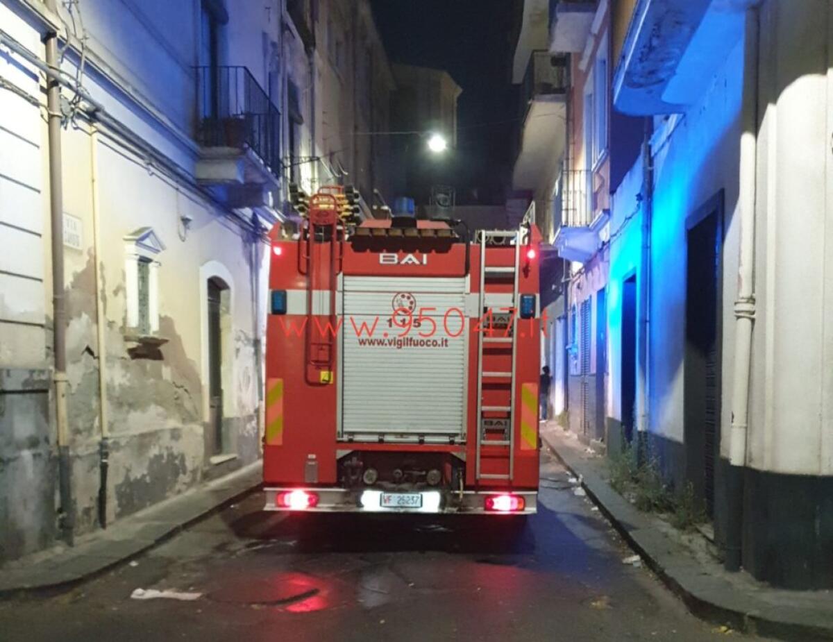 PATERNO': FIAMME IN UNA CASA DISABITATA, INTERVENTO DEI VIGILI DEL FUOCO - 
