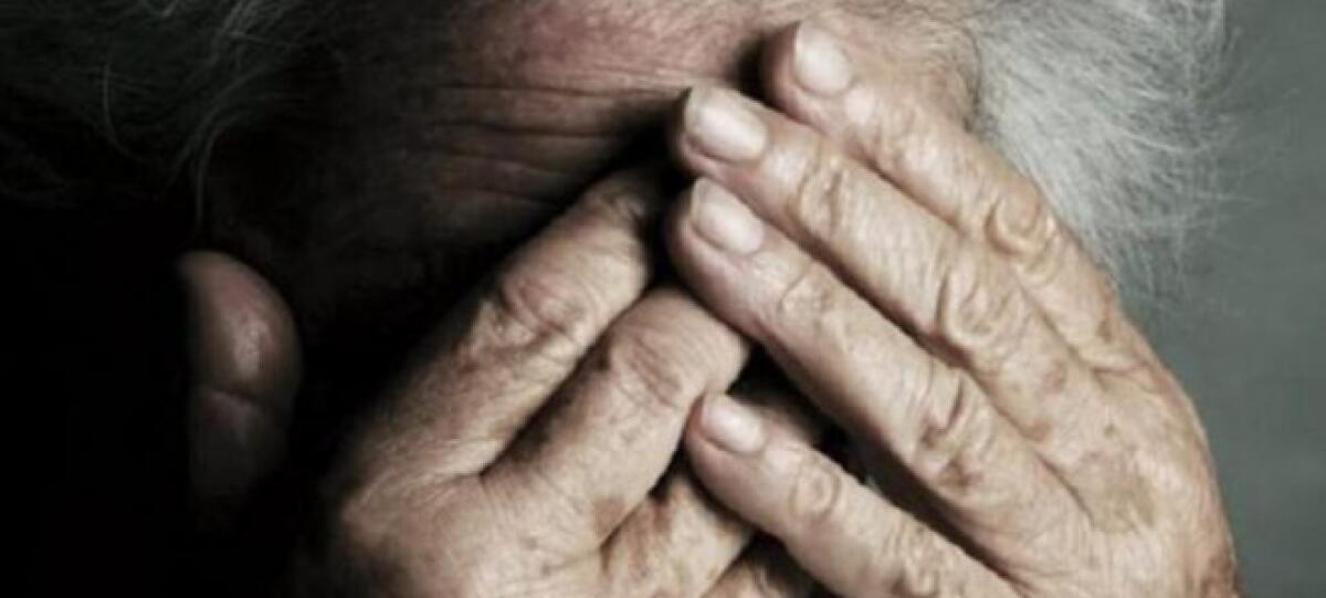 BRONTE: PENSIONATO SI INVAGHISCE DELLA BADANTE, LEI COSTRETTA A FUGGIRE SEMINUDA IN STRADA - 