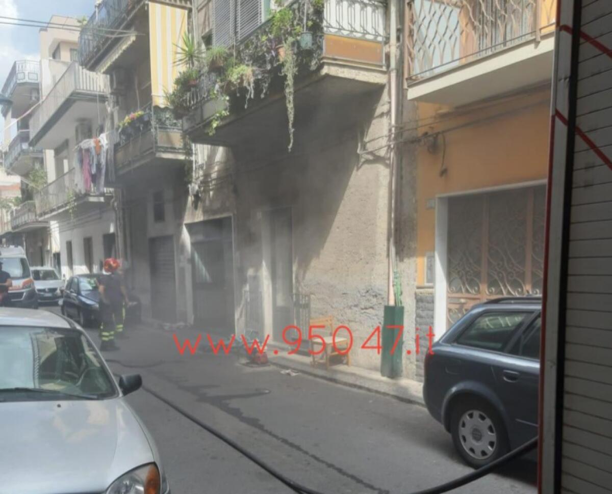 PATERNÒ: INCENDIO IN UN'ABITAZIONE, PER FORTUNA NESSUNO ERA IN CASA - 